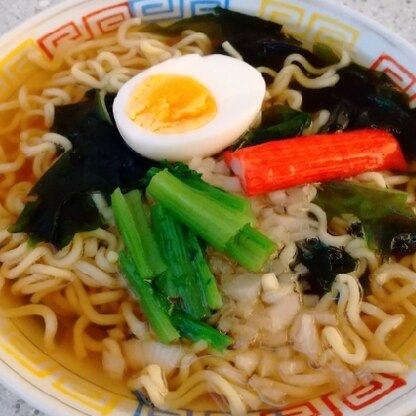 麺は焼きそば麺、具はゆで卵・カニカマ・ゆで小松菜・ワカメで作らせて頂きました♫簡単に美味しく出来ました♪子供が醤油ラーメン好きなのでとっても喜んでくれました♥️